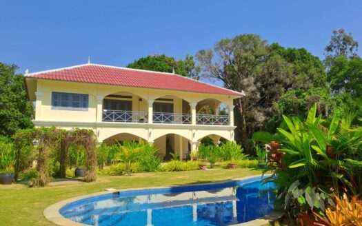 Villa with Swimming Pool and 3 Bungalows for Sale in Boeng Tuk!!!